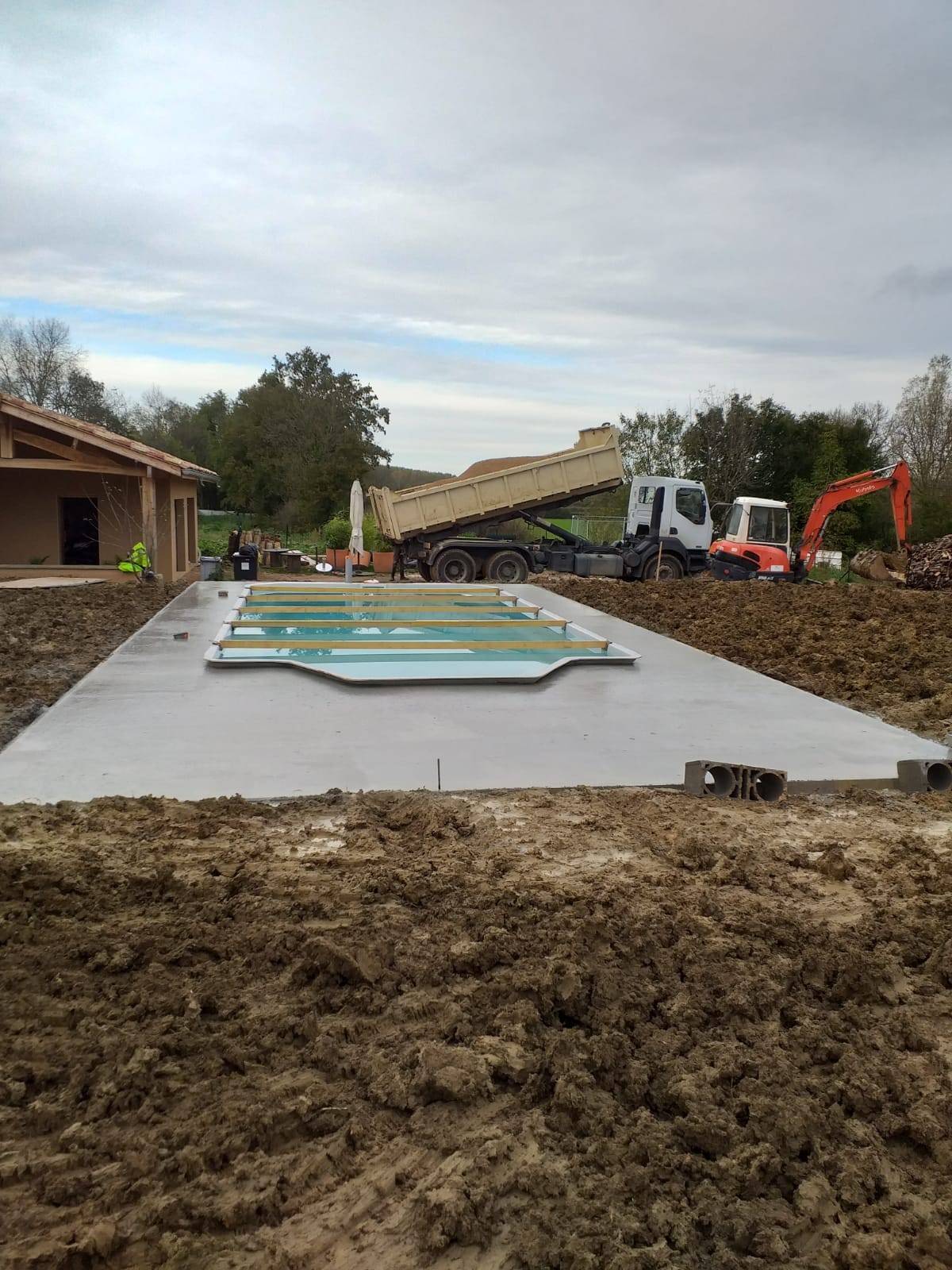 Aménagement contours d'une piscine à coque en béton proche de Limas