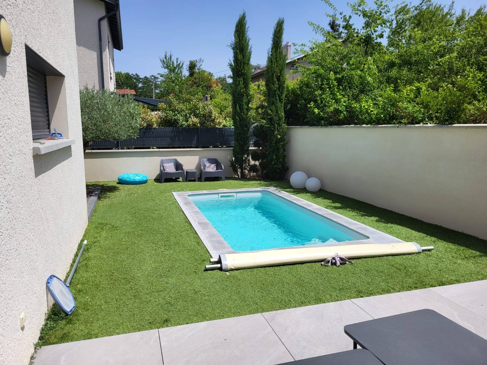 Réalisation: Piscine tp Rhône Alpes Mini Bassin TROPICA (4.60x2.15) pose de margelles en pierres grises