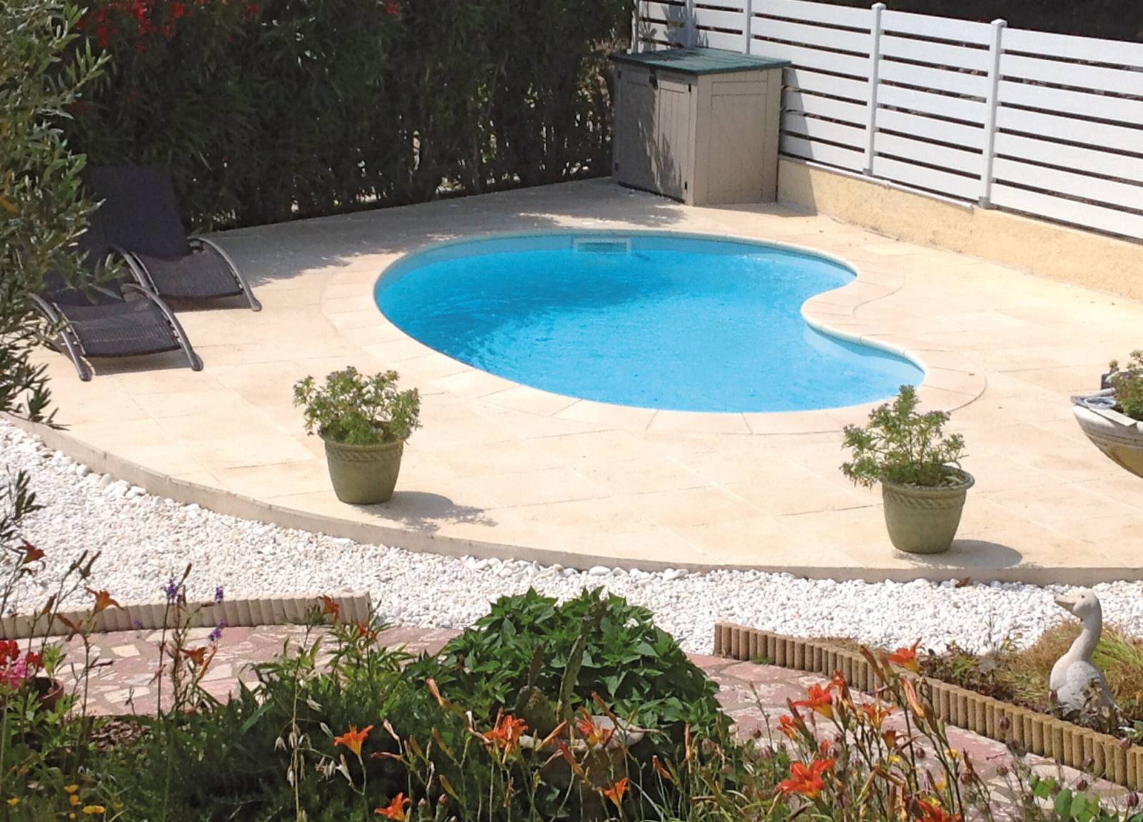 Piscine à coque Alizé : élégance et sérénité dans votre jardin à Lyon