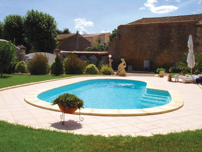 Piscine aux formes harmonieuses et au confort absolu à Lyon