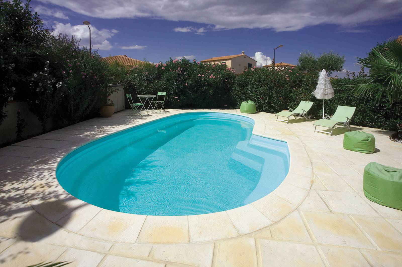 Piscine coque aux formes harmonieuses et au confort absolu à Lyon