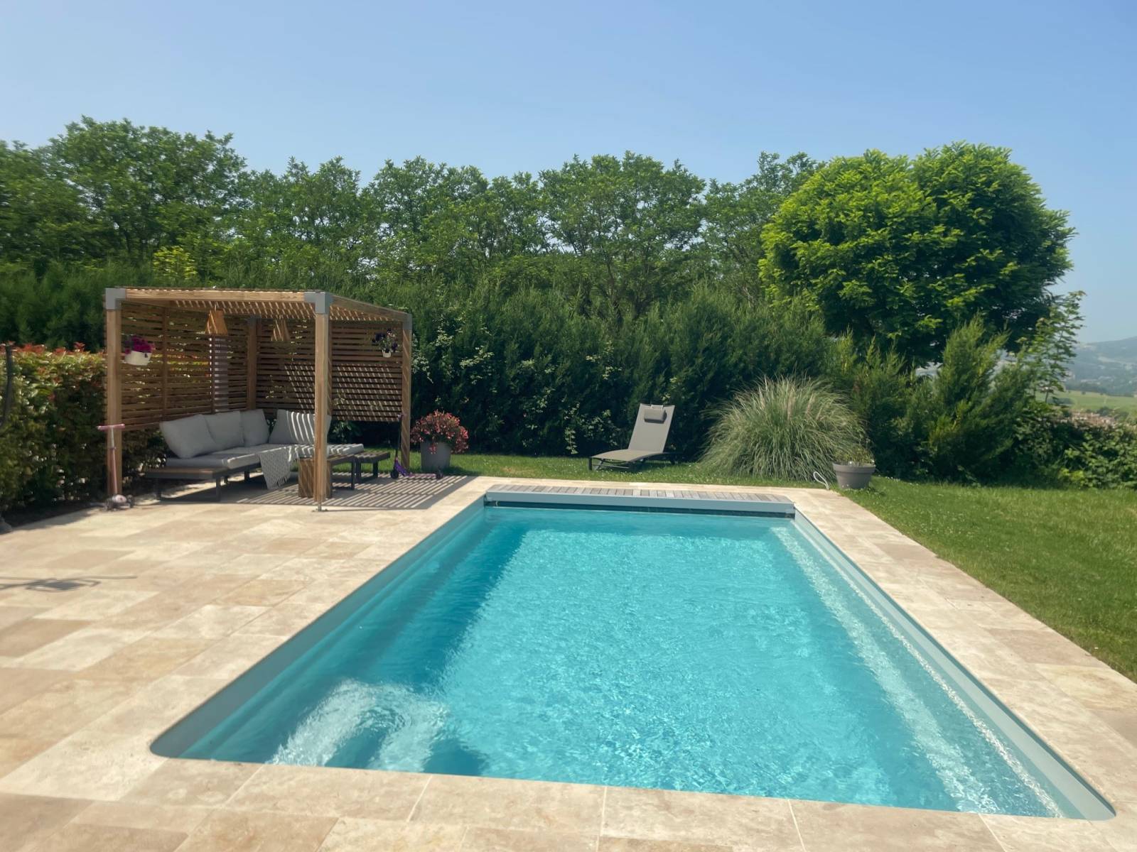 Installation d'une piscine coque avec équipements complets et pose soignée à Gleizé (69400)
