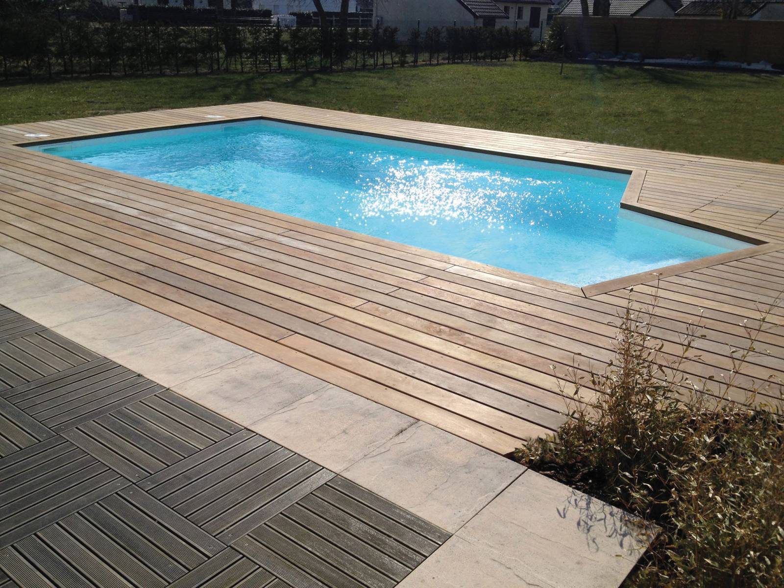 Piscine coque California à Lyon : modernité, esthétisme et confort