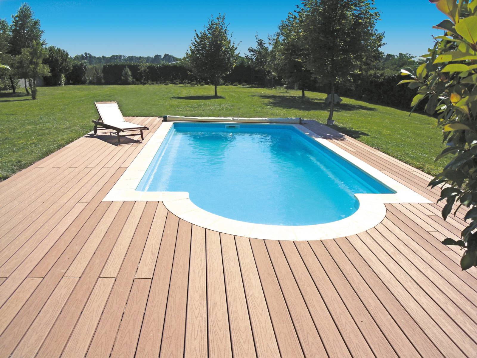 Piscine à coque d’inspiration Art Roman : élégance et bien-être dans votre jardin à Lyon