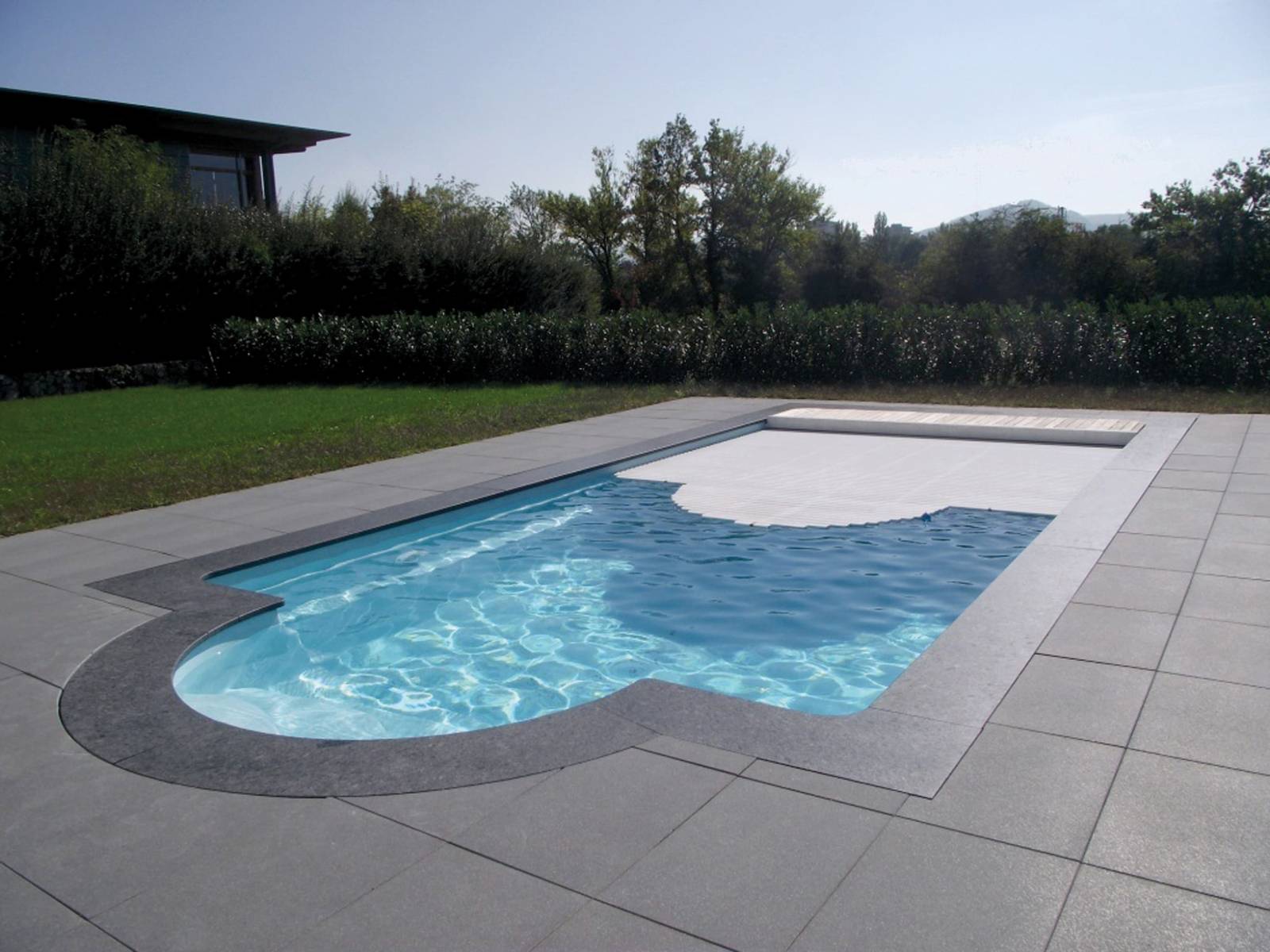 Piscine coque Caraïba 4 : élégance Art Roman et confort raffiné à Lyon