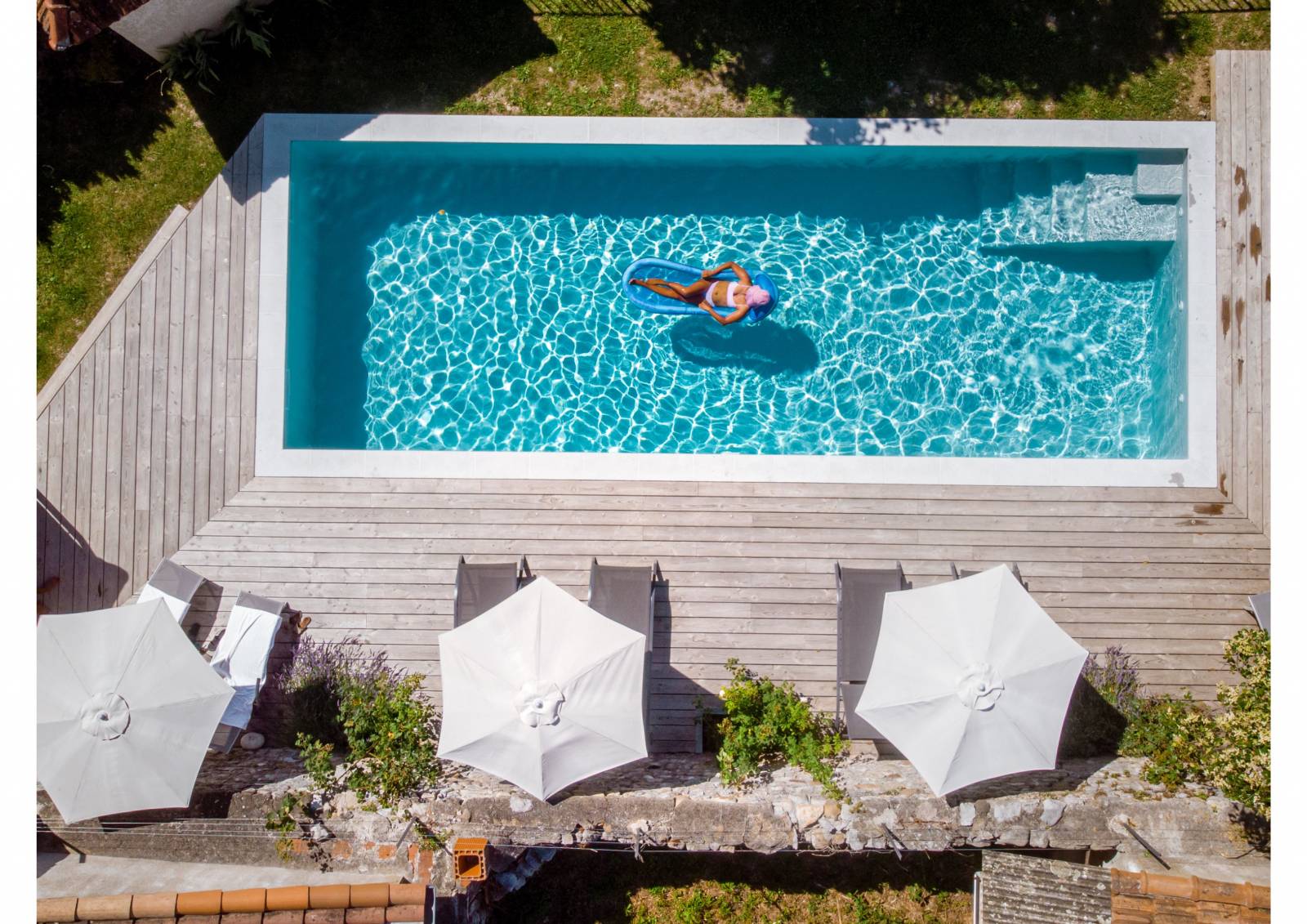 Pisciniste dans le Beaujolais, expert en installation de petite piscine enterrée en coque