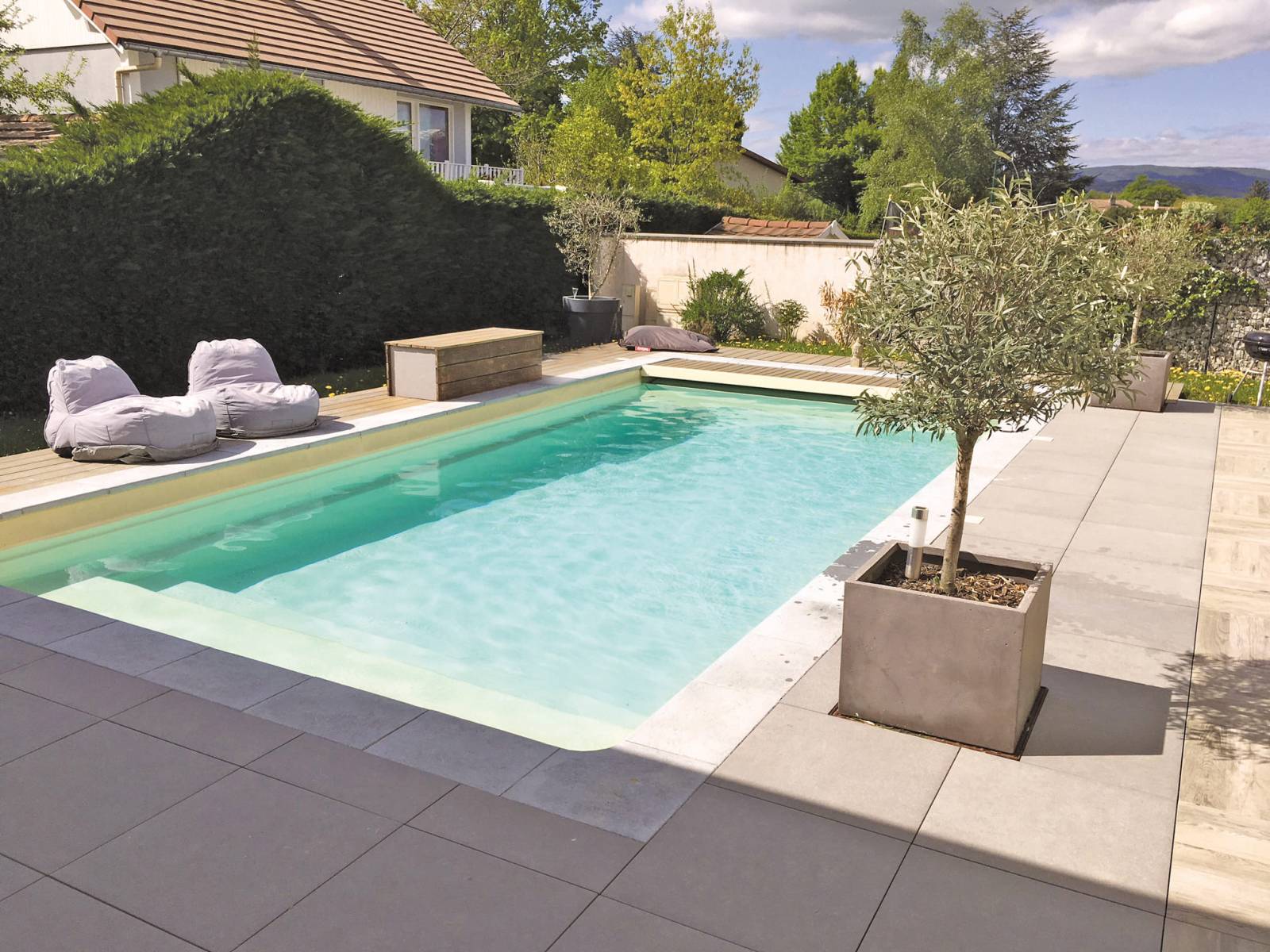 Piscine coque Florida à Lyon : design contemporain et plaisir en pente douce