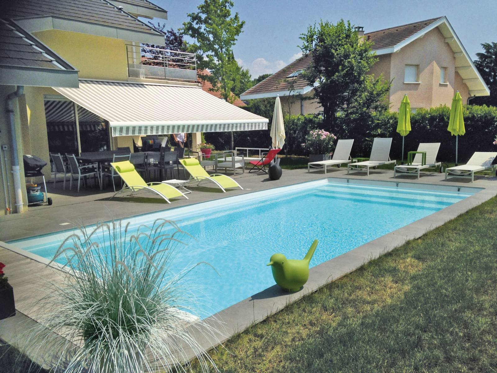 Piscine coque Florida : design contemporain et plaisir en pente douce pour votre jardin à Lyon