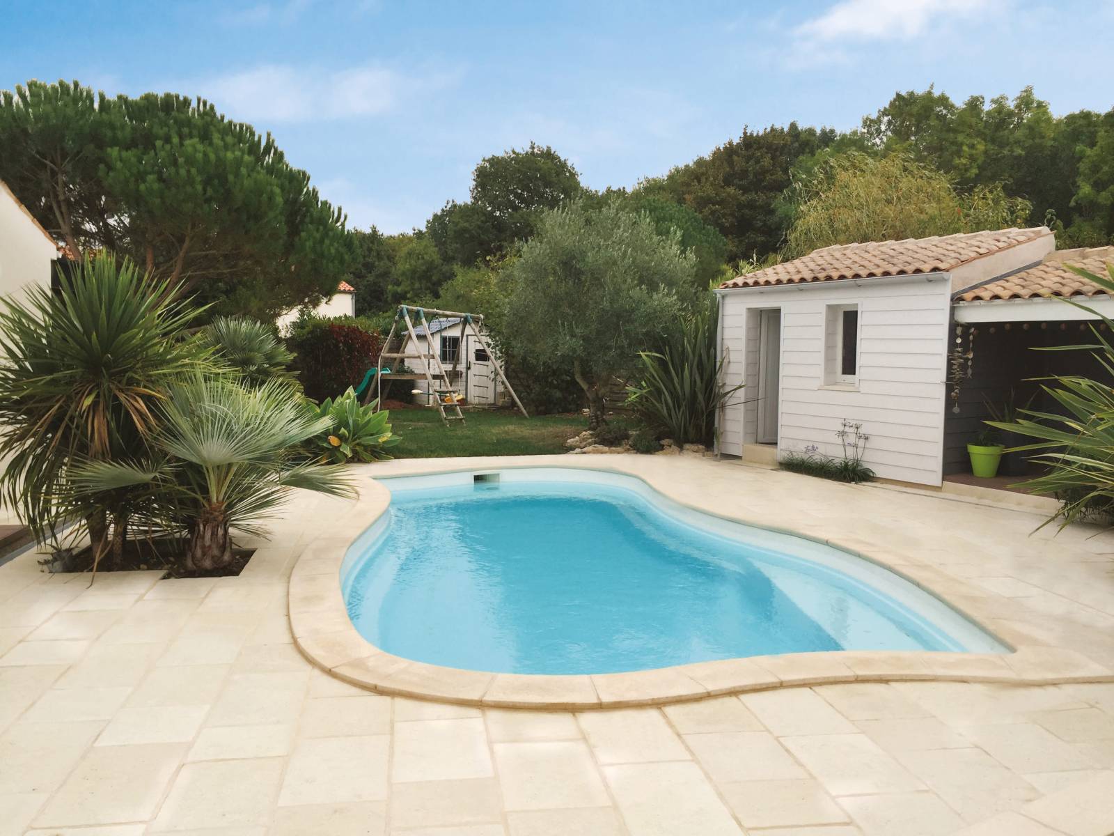 Piscine à coque MOOREA  à Lyon : design original et bien-être sur mesure