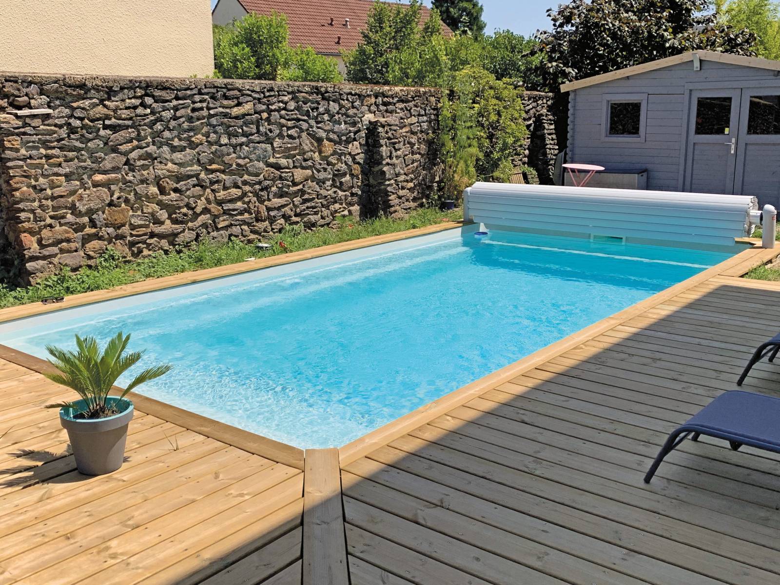 Piscine coque contemporaine à Lyon : élégance et confort de baignade