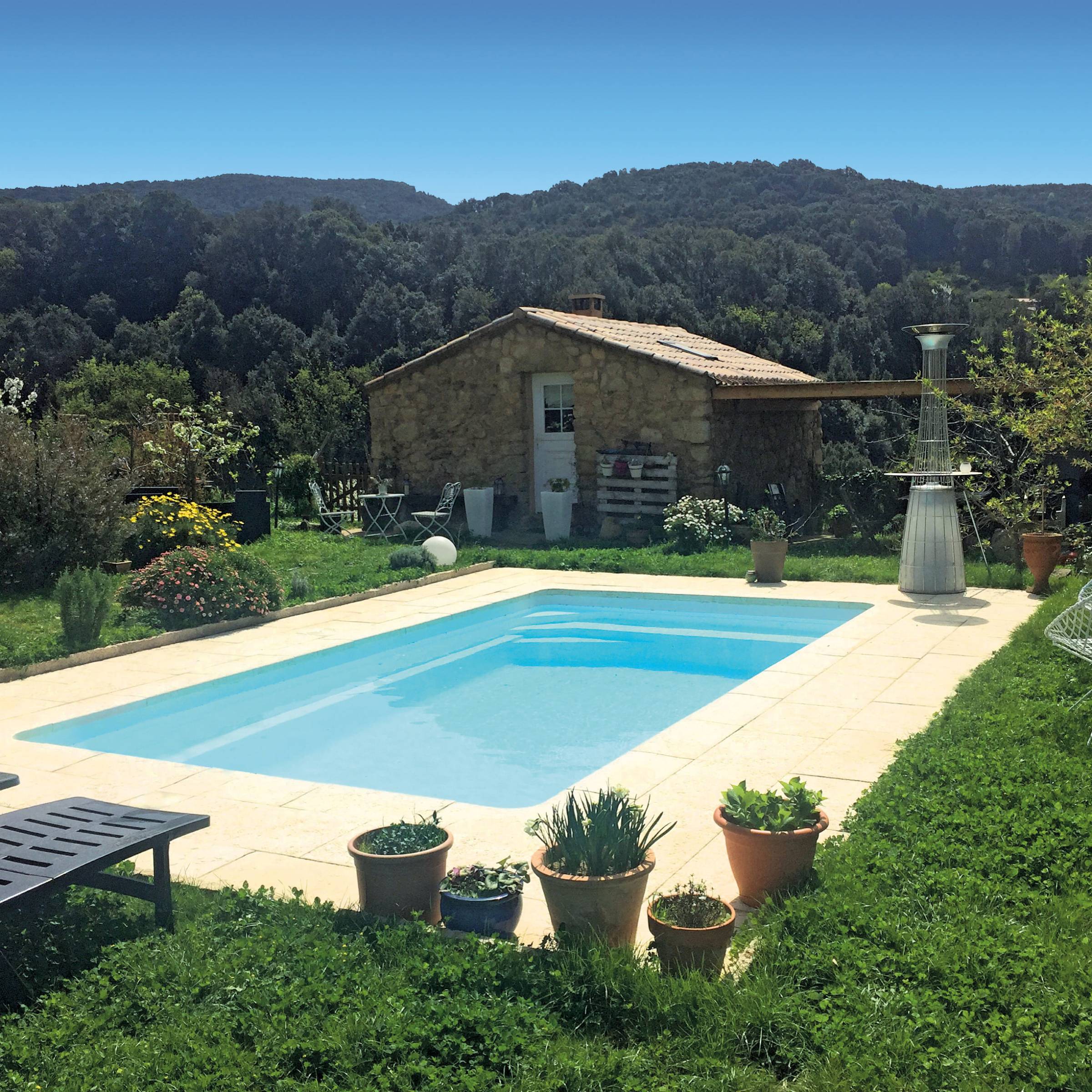 Piscine coque IBIZA emblématique à Lyon