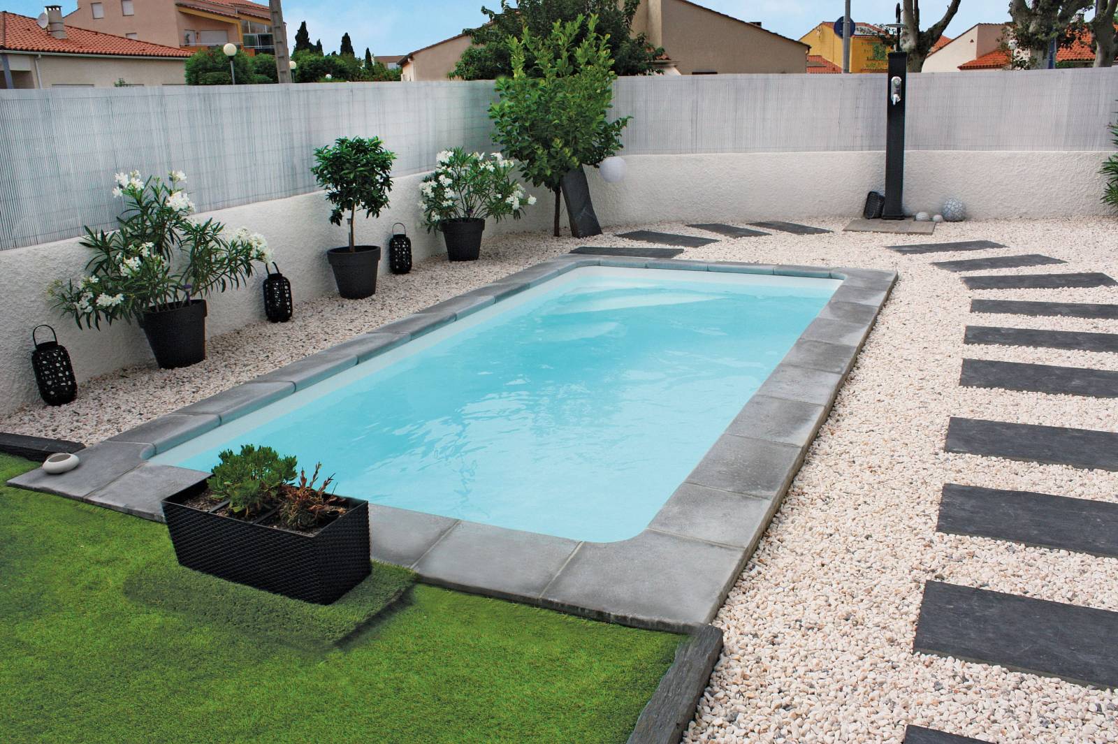 Mini-piscine à coque design et fonctionnelle pour petits espaces à Lyon