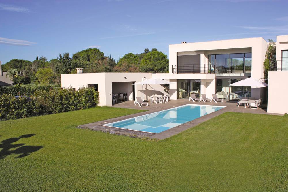Pose d'une piscine coque couloir de nage à Villefranche-sur-Saône et dans le Beaujolais (Rhône)