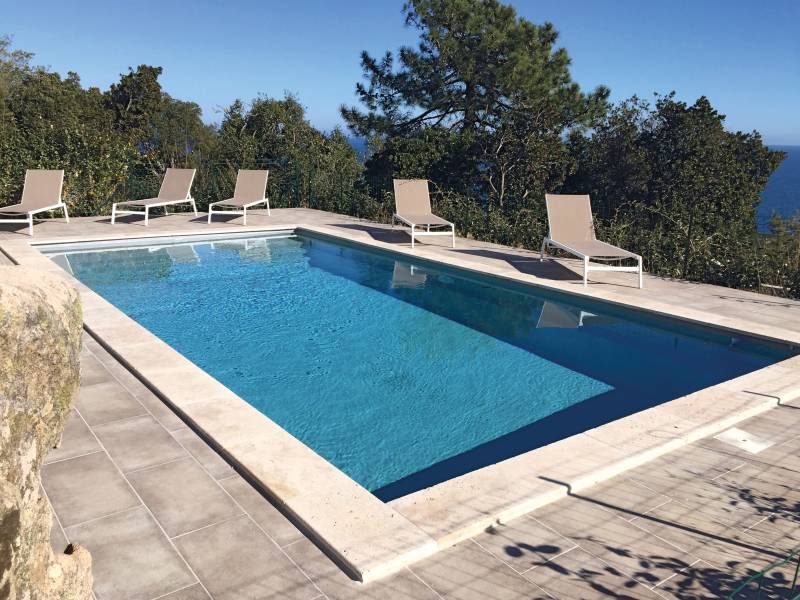 Piscine coque rectangulaire contemporaine : élégance, espace et confort