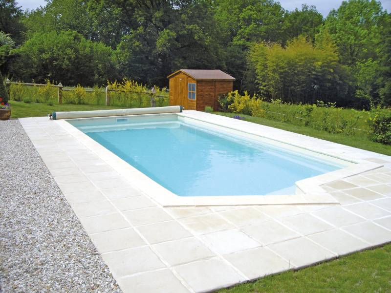 Piscine coque California à Lyon : design contemporain et raffinement absolu