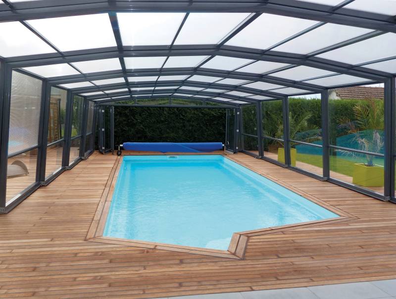 Piscine coque California à Lyon : un design rectiligne moderne avec marches intégrées