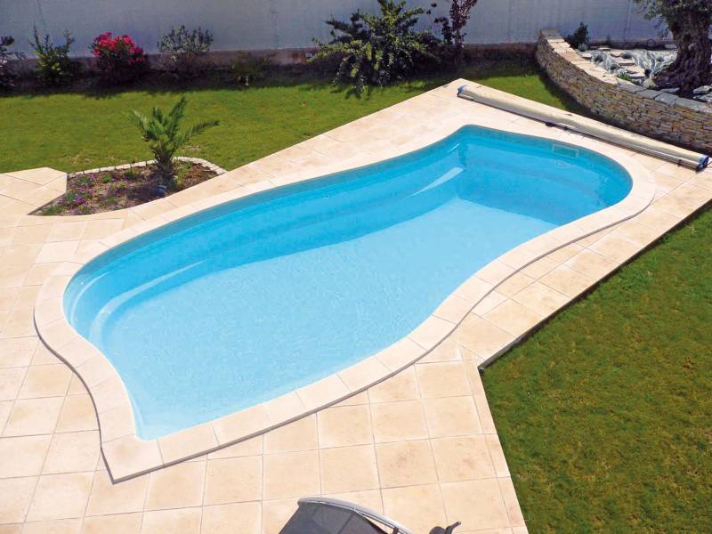 Piscine coque Moorea à Lyon : design original et banquette intégrée pour un confort optimal