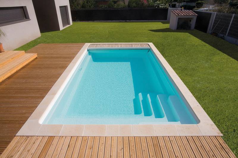 Modèle phare des piscines coque IBIZA  à Lyon : design rectangulaire et élégance absolue